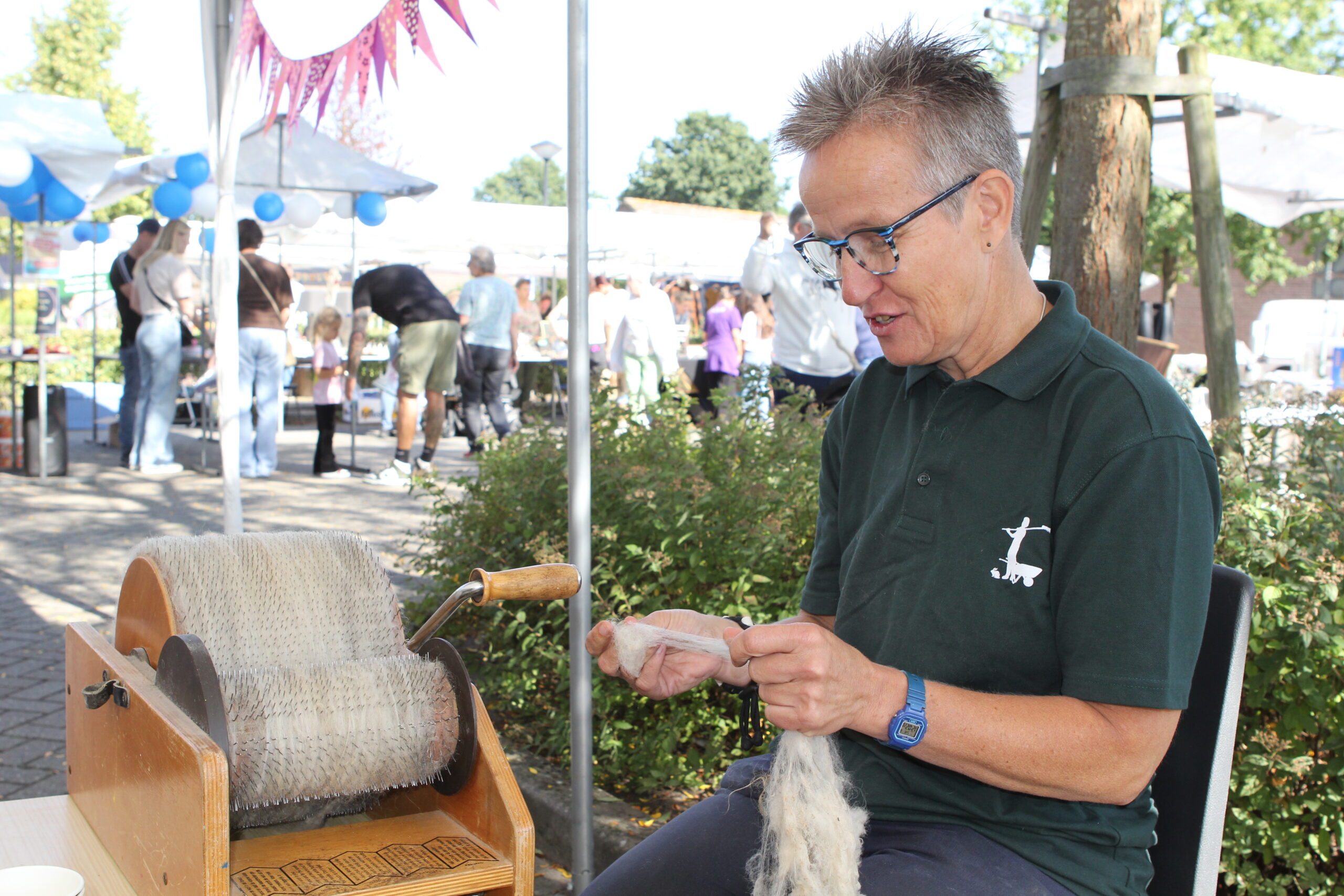 Wol kaarden op de markt