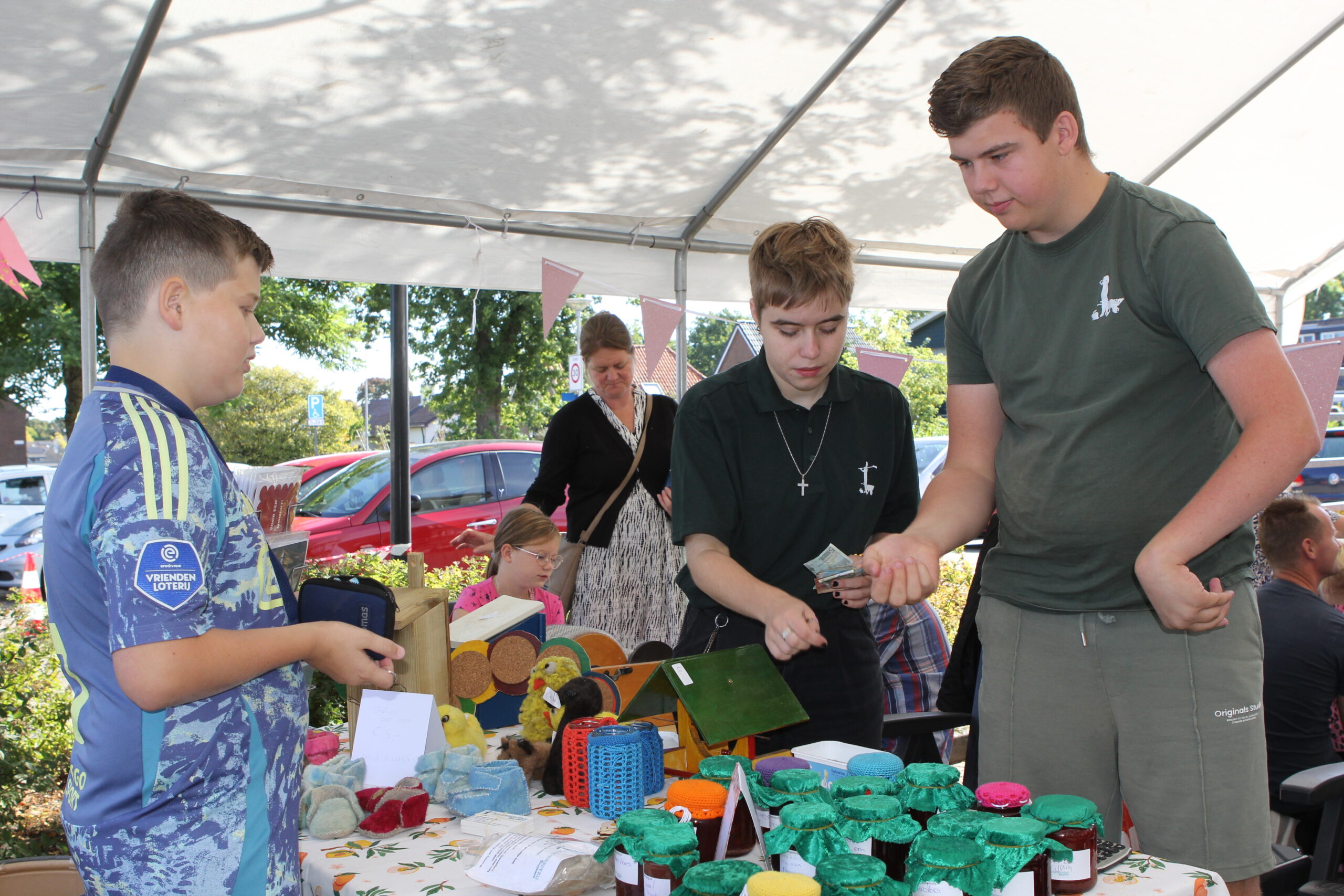 Met een kraam op de markt van verzorgingstehuis Veldheem