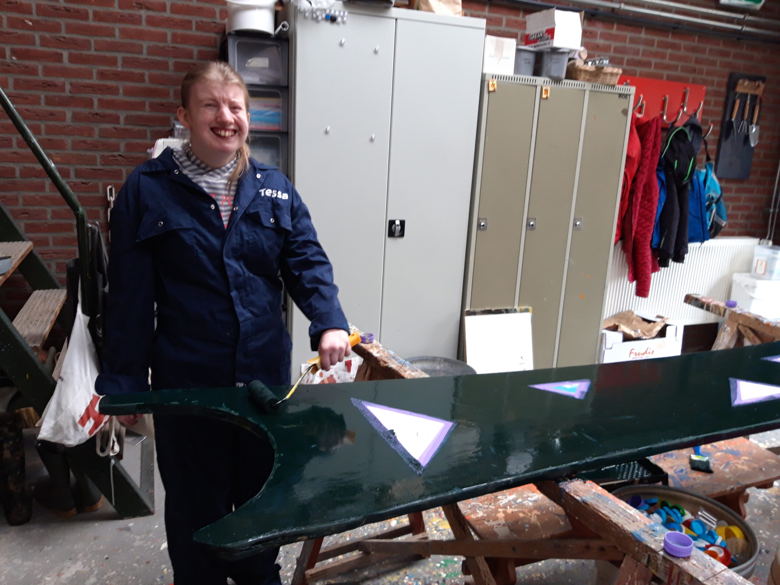 Tessa aan het schilderen