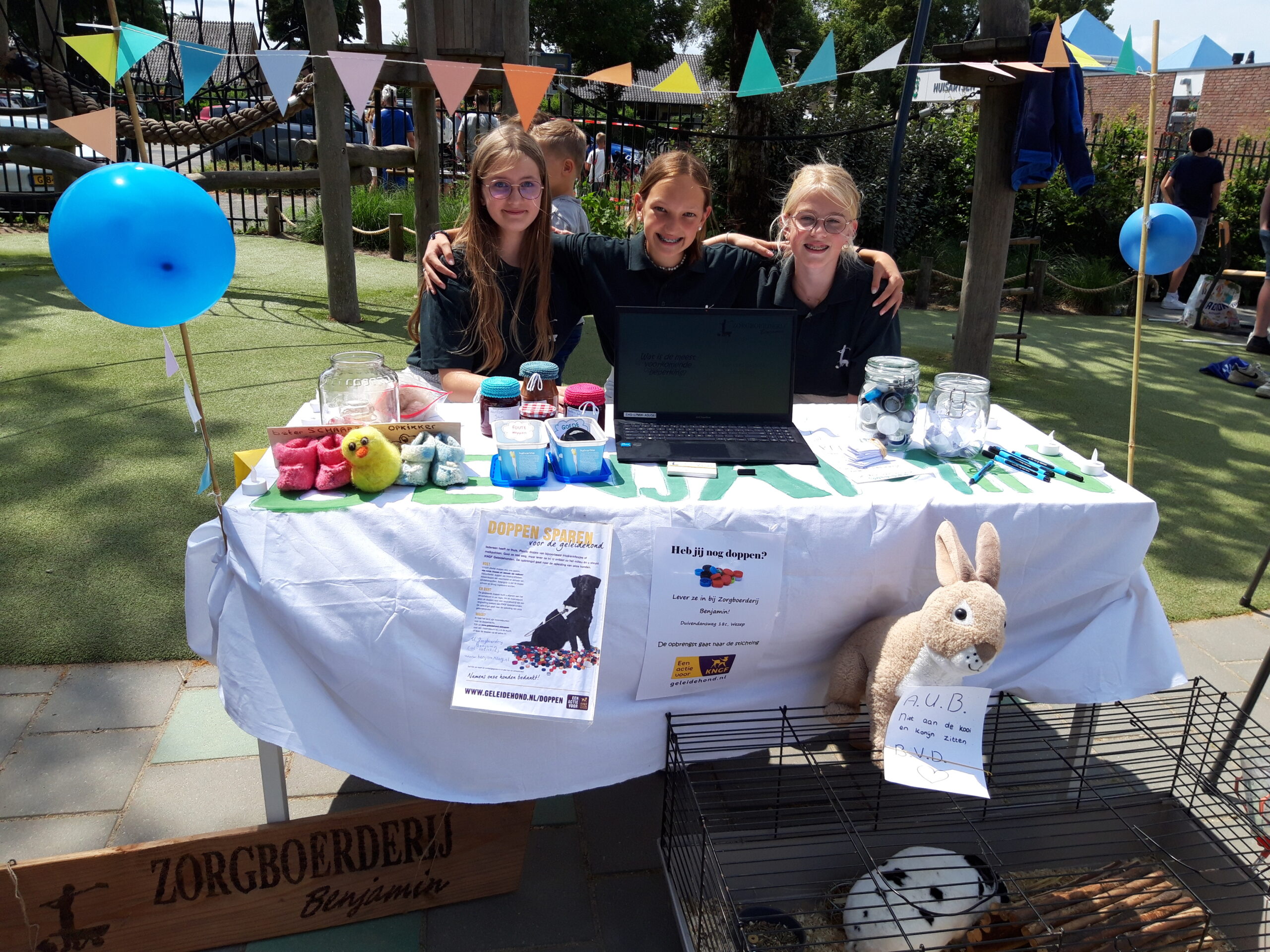 3 leerlingen van de Ebenhaezerschool in Oldebroek deelden informatie over de zorgboerderij op de banenmarkt
