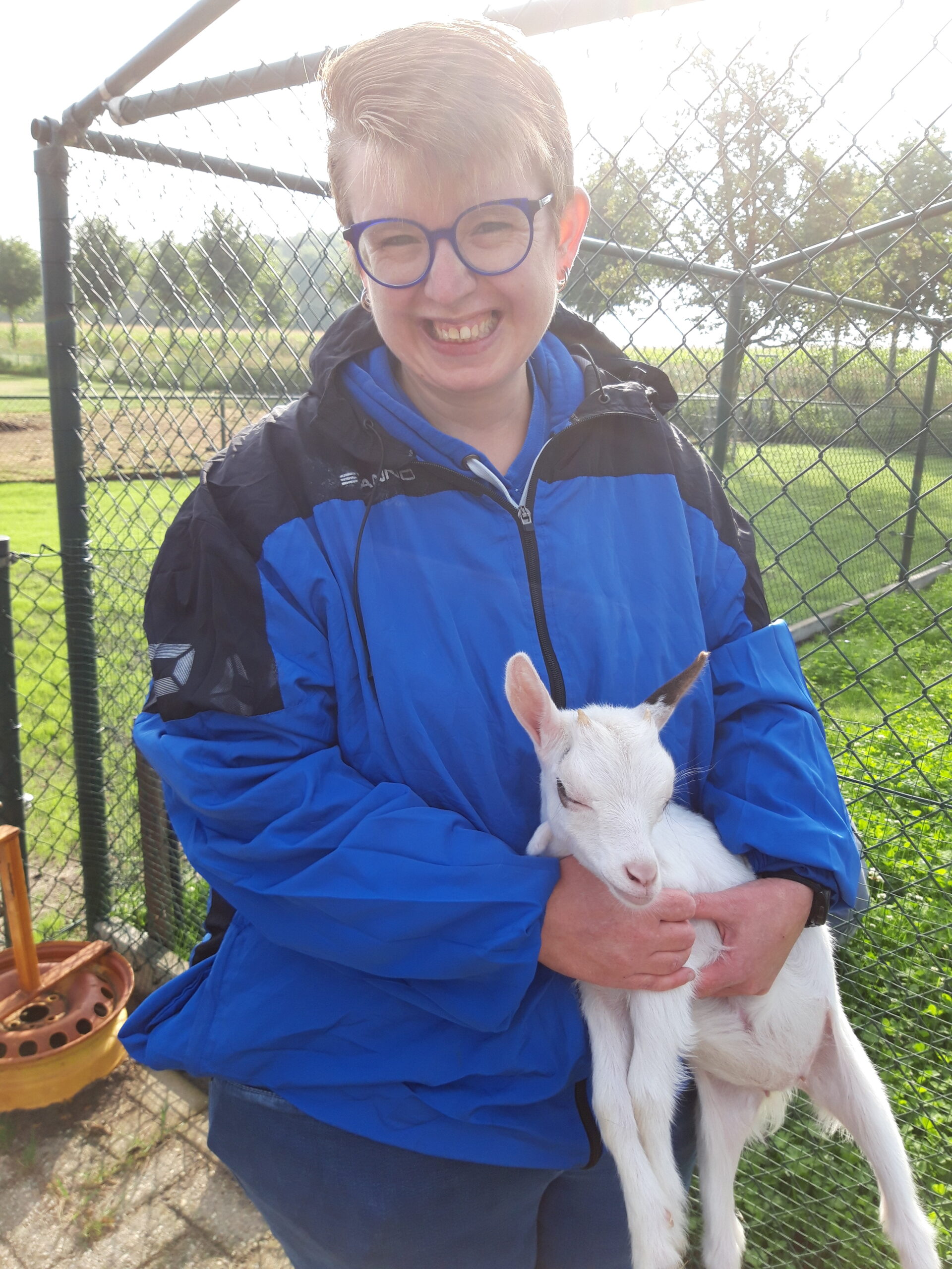 Marloes met een van de jonge geitjes