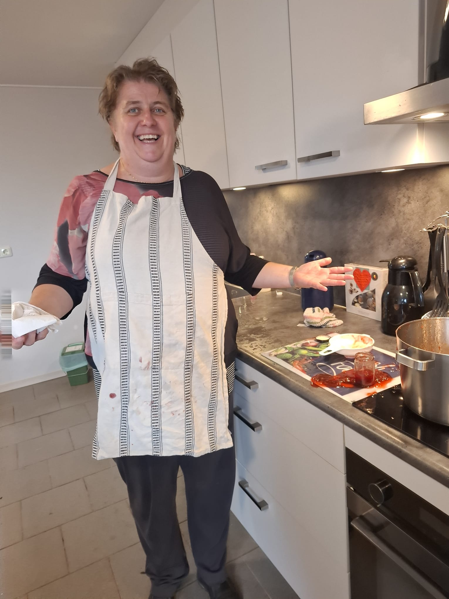 O nee, Janet laat een potje jam vallen
