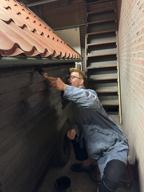 Geerten verft het geitenhok